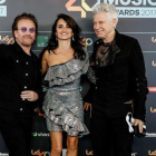 El cantante Bono y el bajista Adam Clayton, junto a Penélope Cruz, en los Premios de Música Los 40.-EFE / EMILIO NARANJO