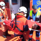 Miembros de Salvamento Marítimo atienden a una de las personas rescatadas en el Estrecho.-A CARRASCO RAGEL