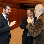 El portavoz del Grupo Parlamentario Socialista, Luis Tudanca, conversa con el expresidente de la Junta Demetrio Madrid, durante la celebración del XXXV Aniversario del Estatuto de Autonomía-ICAL