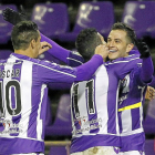 Juan Villar celebra su primer tanto del pasado domingo junto a Óscar y Álfaro.-J.M. Lostau