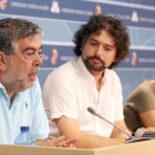 El concejal de IU Laguna de Duero Jesús Salamanca durante la presentación de la primera iniciativa parlamentaria presentada por el grupo IU-Equo convergencia por Castilla y León, junto a José Sarrión y Aurelia Hernández-ICAL