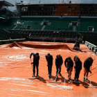 Operarios achican el agua en la central de Roland Garros.-CHRISTOPHE SIMON
