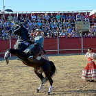 Uno de los momentos del espectáculo ecuestre, ayer en la Plaza de Toros de Cigales.-EL MUNDO