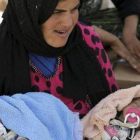 Una refugiada siria en la frontera turca de Akçacale.-Foto: UMIT BEKIAS / EFE