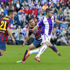 Rossi avanza con el balón ante la presencia de Adriano y Pedro en el Real Valladolid-Barcelona disputado en Zorrilla en 2014.-J.M. LOSTAU