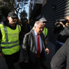 El tesorero de CDC, Andreu Viloca, a su entrada en la sede del partido, escotado por agentes de la Guardia Civil.-DANNY CAMINAL