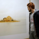 Un  joven observa una de las fotografías de Elger Esser expuestas en  el Museo Patio Herreriano.-C.A.