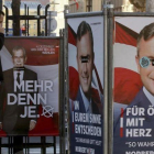 Propaganda electoral en Austria. A la izquierda Van der Bellen y a la derecha Hofer.-AP / Ronald Zak