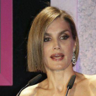 Letizia luce cambio de 'look' en la entrega de los Premios Woman.-Foto: EFE