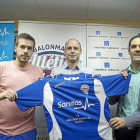 Nacho González, Diego Camino y el presidente Mario Arranz posan con la camiseta en la presentación del lunes.-José C. Castillo