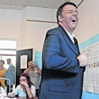 Renzi, en el colegio electoral.-Foto: EFE / MAURIZIO DEGL INNOCENTI