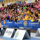 Carolina Rodríguez (derecha) y su entrenadora Ruth Fernández, visionando ayer el video del homenaje.-MONTSE ÁLVAREZ