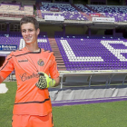 Kepa Arrizabalaga posa sobre el césped de Zorrilla antes de ser presentado.-Pablo Requejo
