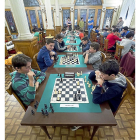 Varios jugadores durante jornada de ajedrez de los Juegos Escolares disputada en Valladolid.-J.M. LOSTAU
