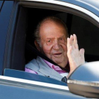 El rey Juan Carlos I, a su salida de la Clínica Quirón Madrid, de Pozuelo de Alarcón.-EFE / DAVID FERNÁNDEZ