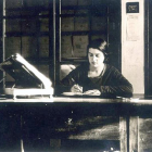 La joven María Moliner trabajando en una mesa del Archivo General de Simancas.-ARCHIVO DE SIMANCAS