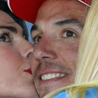 Purito recibe los besos de las azafatas en el podio de la Vuelta al País Vasco.-Foto: EFE / JAVIER ETXEZARRETA
