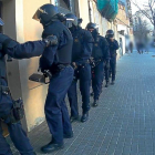 Los Mossos d’ Esquadra, en el registro a una vivienda de los estafadores.-E. M.
