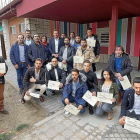 El alcalde con los alumnos participantes en el programa de empleo.-E.M.