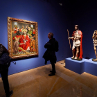 Un hombre contempla’Coronación de espinas’, del Maestro de la Sisla, junto a dos tallas de Gil de Ronza, ‘Ecce Homo’ y ‘La muerte’. M. A. S. - PHOTOGENIC