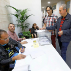 Un taxista vota ayer en el Centro Cívico de La Victoria.-J. M. LOSTAU