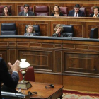 Intervención de Sánchez con Casado al fondo, ayer.-