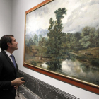El consejero de Fomento y Medio Ambiente de la Junta, Juan Carlos Suárez Quiñones, durante la presentación del itinerario a traves de diversos cuadros expuestos en el museo del Prado del Parque nacional del Guadarrama-Ical