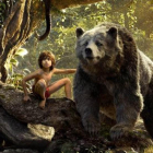 Mowgli y Baloo, en un fotograma de 'El libro de la selva', de Jon Favreau: una estética que se utilizará en el 'remake' de 'El rey león'.-