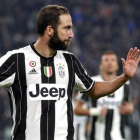 Gonzalo Higuaín renuncia a celebrar el gol que le acaba de marcar a su exequipo, el Nápoles.-REUTERS / GIORGIO PEROTTINO