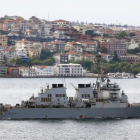 El destructor 'USS Ross' navega por el Bósforo tras finalizar una misión en Estambul, en junio del 2015.-REUTERS / MURAD SEZER