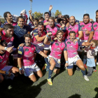 Los jugadores del VRAC celebran la victoria en el derbi.º-J.M. LOSTAU