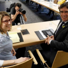 Elsa Artadi y Carles Puigdemont, en la reunión de Junts per Catalunya en Berlín-/ AFP / ODD ANDERSEN