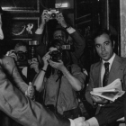 Imagen de archivo del presidente Adolfo Suárez saludando a Dolores Ibárruri, la Pasionaria, rodeados de medios gráficos.-ARCHIVO / EUROPA PRESS