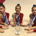 Las campeonas de España, Alba Acosta, Lucía Guerra, Lucía Fontanillas, María Mato y Leire Domínguez, posan con las medallas y el trofeo.-EM