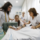 Sara, María José, María Jesús y Elvira, en el taller de lencería del Hospital Clínico.-J. M. LOSTAU