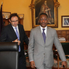 El alcalde de Palencia, Alfonso Polanco (D), recibe al embajador de Guinea en España, Frederic Kolié (I), en el despacho de la Alcaldía-Ical