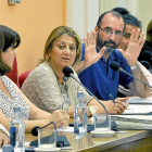 Germán Sáez Crespo levanta las manos hacia la bancada del Grupo popular en señal de protesta al lado de la alcaldesa, durante un Pleno municipal-Santiago G. Del Campo