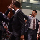 Diputados de la oposición increpan a la jefa del gobierno de Hong Kong.-AFP / ED JONES