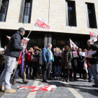 Más de 200 personas se concentran frente a la sede de los juzgados de Valladolid para protestar contra la actitud del Ministerio por negar la negociación colectiva-ICAL