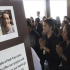 Unos tailandeses rezan ante la fotografía de los dos británicos asesinados.-Foto: EFE