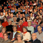 Cientos de personas acuden a la inauguración del programa de actividades navideñas de los centros para mayores.-J.M. Lostau