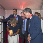 La ministra Isabel García Tejerina y el presdiente de la Junta, Juan Vicente Herrera, con los directivos de Azucarera en la inauguración de la planta.-ICAL