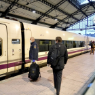 Usuarios del tren en la estación Campo Grande de Valladolid.- EL MUNDO