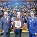 Juan Vicente Herrera y José Luis Ulibarri entregan el premio a Paco Martínez por su trayectoria.-REPORTAJE GRÁFICO: J.M. LOSTAU, PABLO REQUEJO, MIGUEL ÁNGEL SANTOS y ROBERTO FERNÁNDEZ.