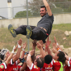 Las jugadoras del Crealia mantean a su entrenador Freddie Roberti tras lograr el ascenso en Las Rozas. / DOMINGO TORRES