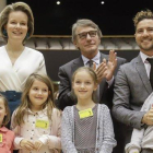 La reina Mathilde de Bélgica, el presidente del Parlamento Europeo, David Sassoli, y David Bisbal posan con unos niños en la conferencia celebrada este miércoles.-AFP