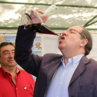l candidato del PP a la Presidencia de la Junta de Castilla y León, Juan Vicente Herrera bebe de un porrón en el expositor de Asaja-ICAL