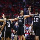 Pasu Gasol celebra el gran partido con sus compañeros.-AFP