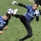 Keylor Navas realiza una entrada peligrosa durante el entrenamiento de este sábado.-EFE