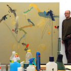 El artista Carlos de Paz en su estudio de Segovia.-ICAL
